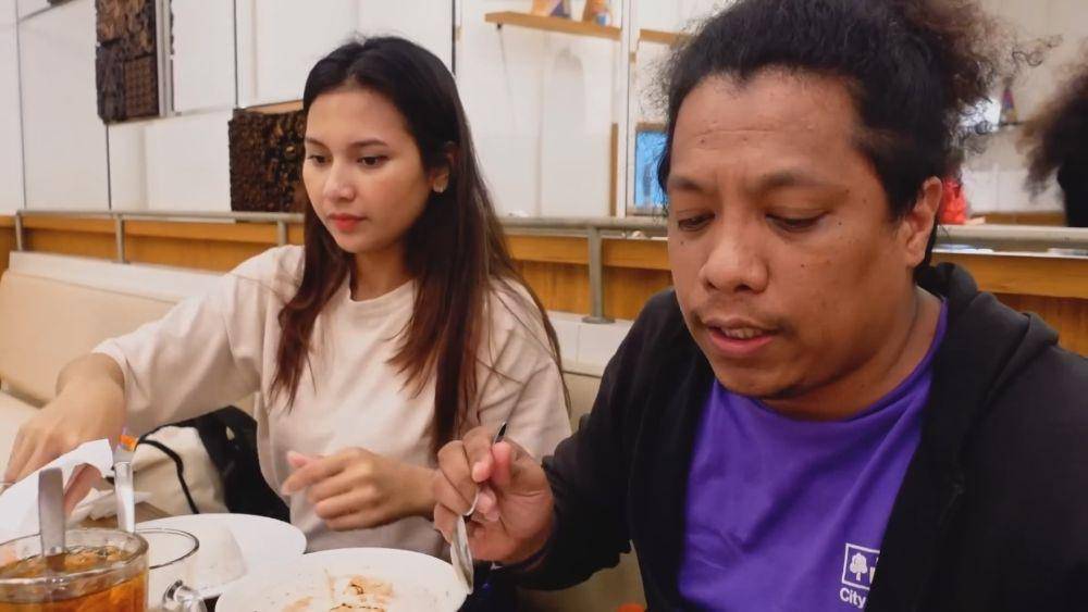 Indah Permatasari ajak mertua belanja (youtube.com/@indahpermatasari9555)