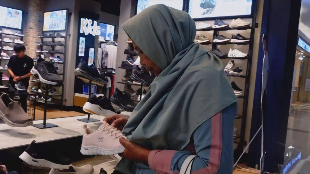 Indah Permatasari ajak mertua belanja (youtube.com/@indahpermatasari9555)