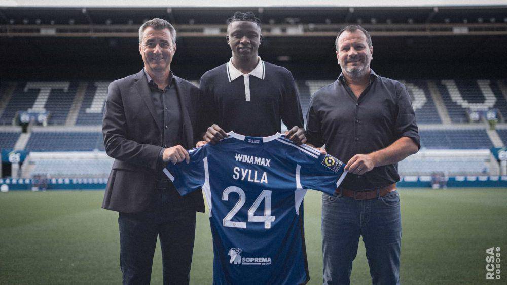 Abakar Sylla (tengah) (rcstrasbourgalsace.fr)