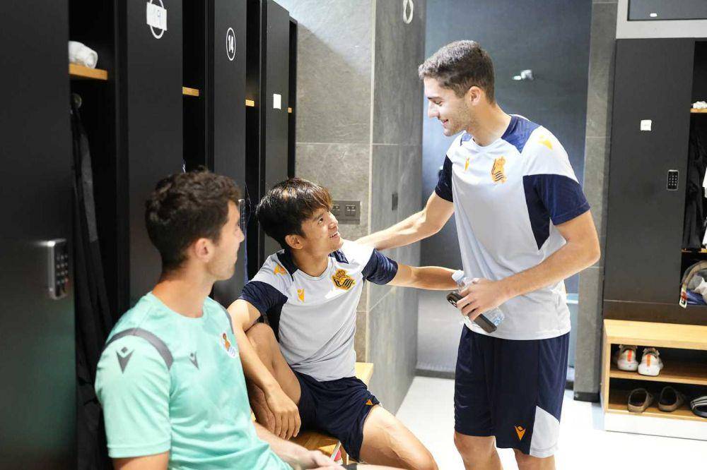 Arsen Zakharyan (kanan) saat menyapa rekan setim barunya Unai Marrero dan Takefusa Kubo. (twitter.com/RealSociedad)