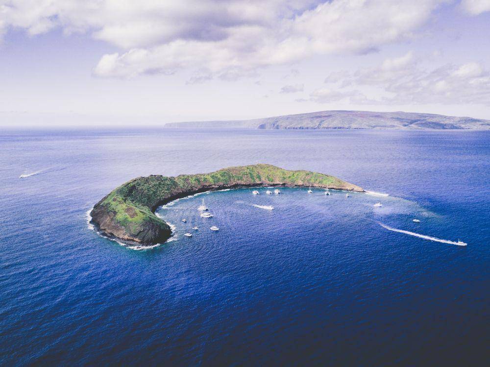 Potret Kawah Molokini di Pulau Maui, Hawaii (unsplash.com/whereisfarid)