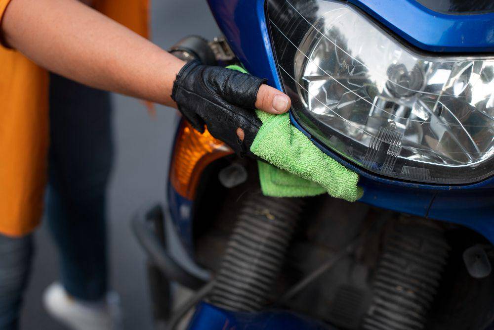 ilustrasi membersihkan motor (freepik.com/freepik)