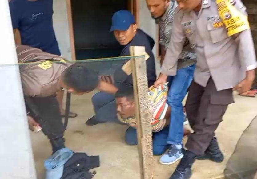 ED, suami di Tanggamus tega bacok istri dan anak tiri. (Dok. Polres Tanggamus).