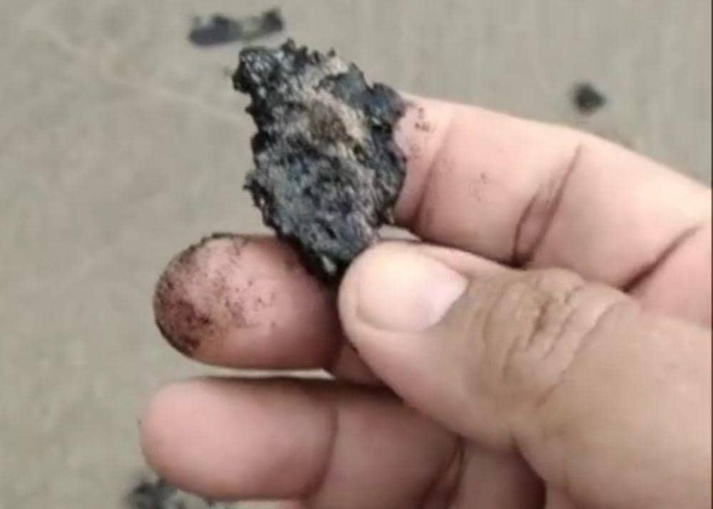 Duh! Limbah Hitam Aspal Kembali Muncul di Pesisir Lampung