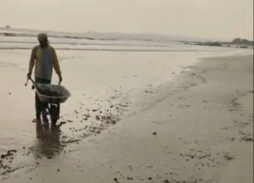 Tangkap layar kemunculan limbah hitam menyerupai aspal di Pantai Kedu, Kalianda, Lampung Selatan. (IDN Times/Istimewa).