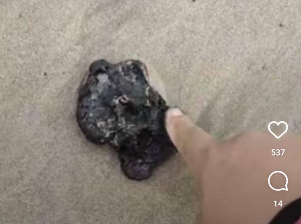 Tangkap layar kemunculan limbah hitam menyerupai aspal di Pantai Kedu, Kalianda, Lampung Selatan. (IDN Times/Istimewa).