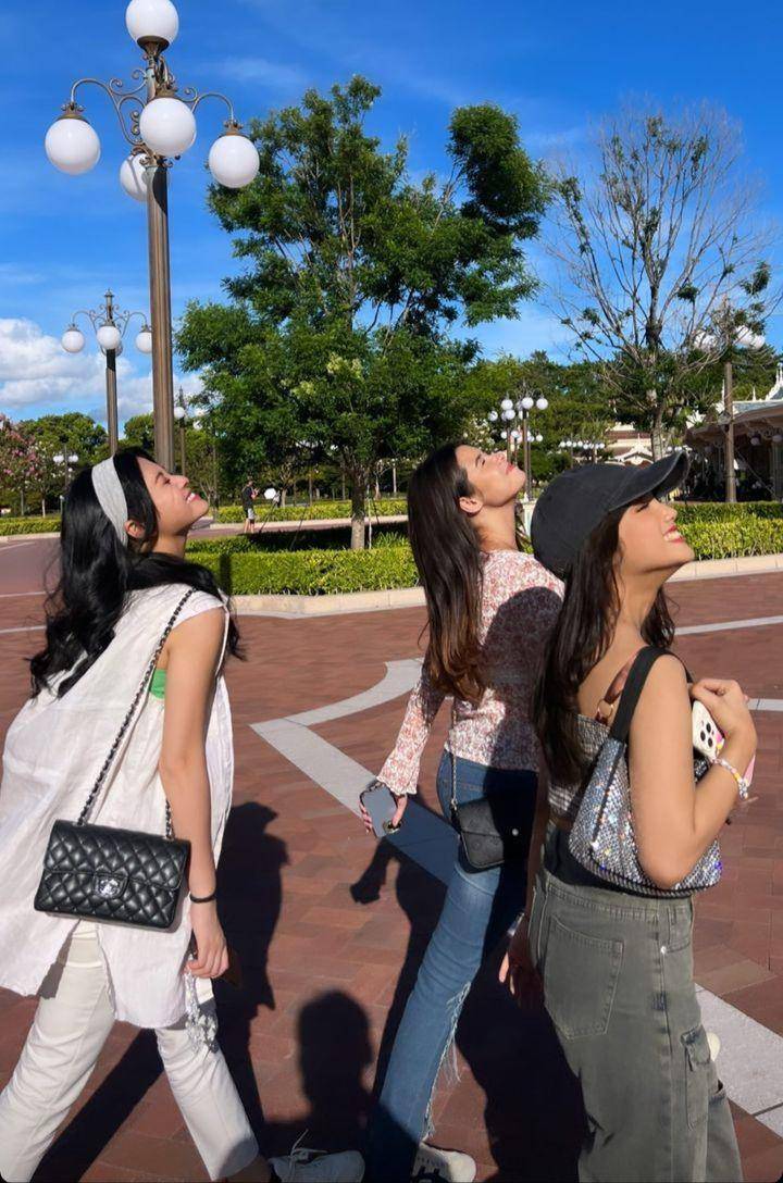 Fuji liburan di disneyland (Instagram.com/fuji_an)