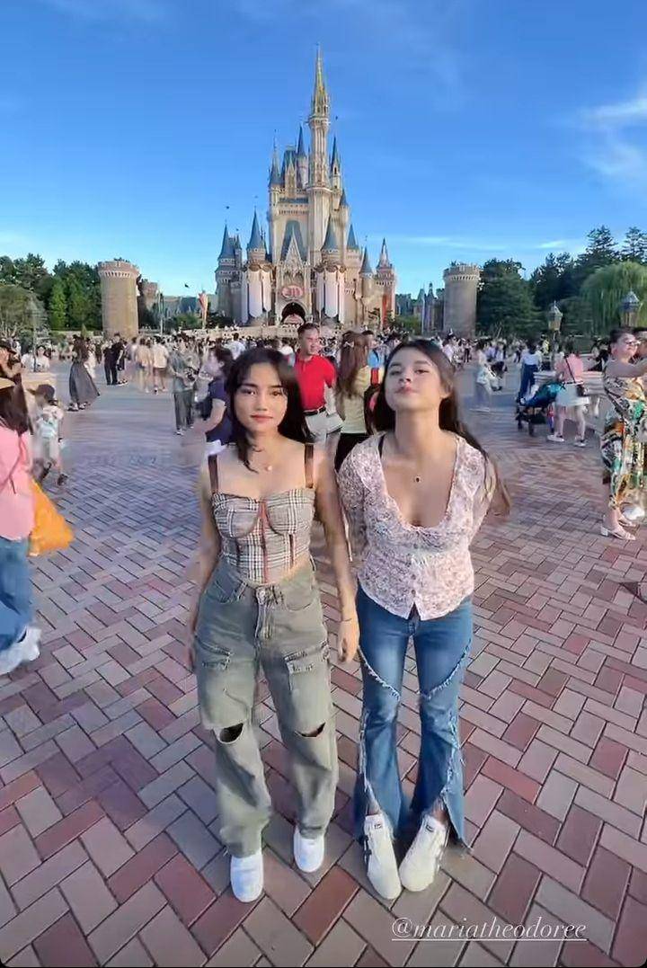 Fuji liburan di disneyland (Instagram.com/fuji_an)