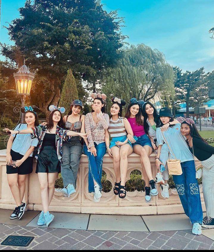 Fuji liburan di disneyland (Instagram.com/fuji_an)