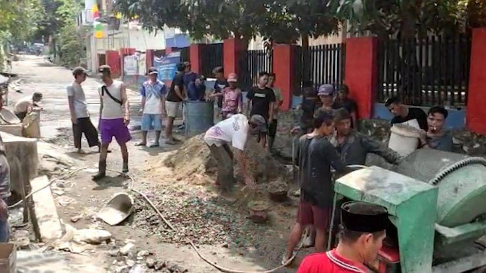 Warga Lebak Inisiatif Perbaiki Jalan Rusak Bertahun-tahun