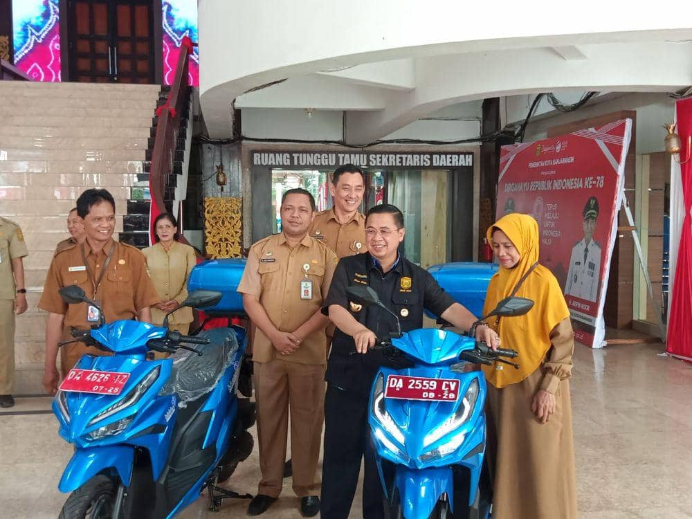 Banjarmasin Serahkan Belasan Motor untuk Petugas Kependudukan