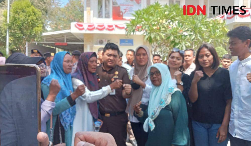 Foto anak dan istri korban (IDN Times/Juliadin)