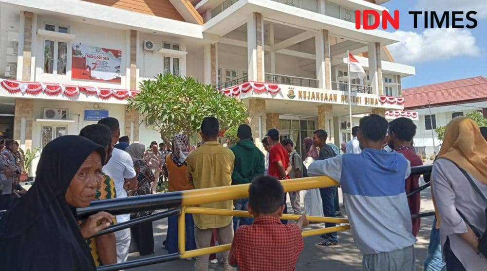 Keluarga Korban Pembunuhan Unjuk Rasa di Depan Kantor Kejari Bima