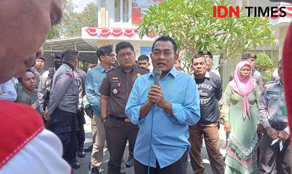 Foto Kasi Intelijen Kejari Bima, Andi Sudirman saat menanggapi tuntutan massa aksi (IDN Times/Juliadin)