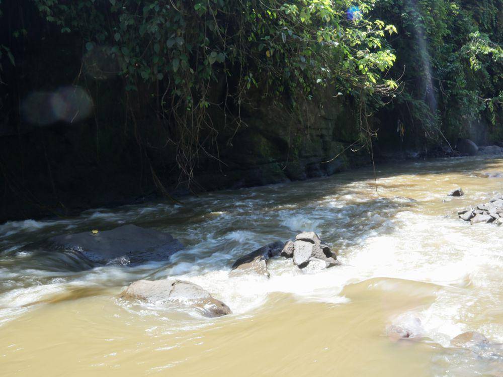 Sungai yang mengalir di depan air terjun (Dok.Pribadi/Natalia Indah)