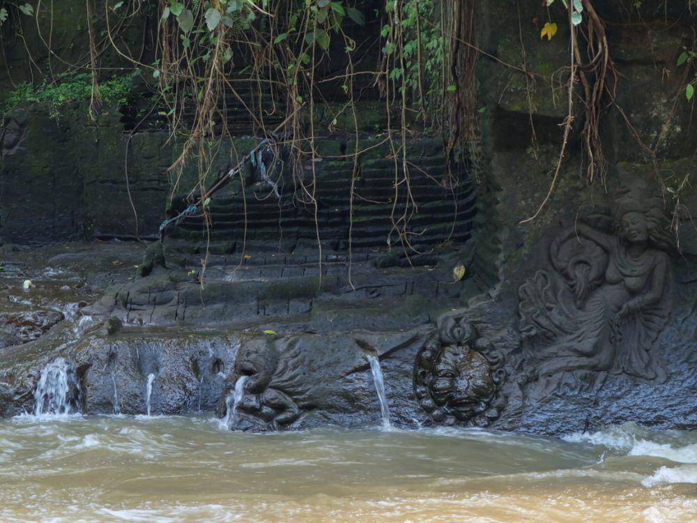 Bebatuan yang diukir, menambah kecantikan Air Terjun Sumampan (Dok.Pribadi/Natalia Indah)