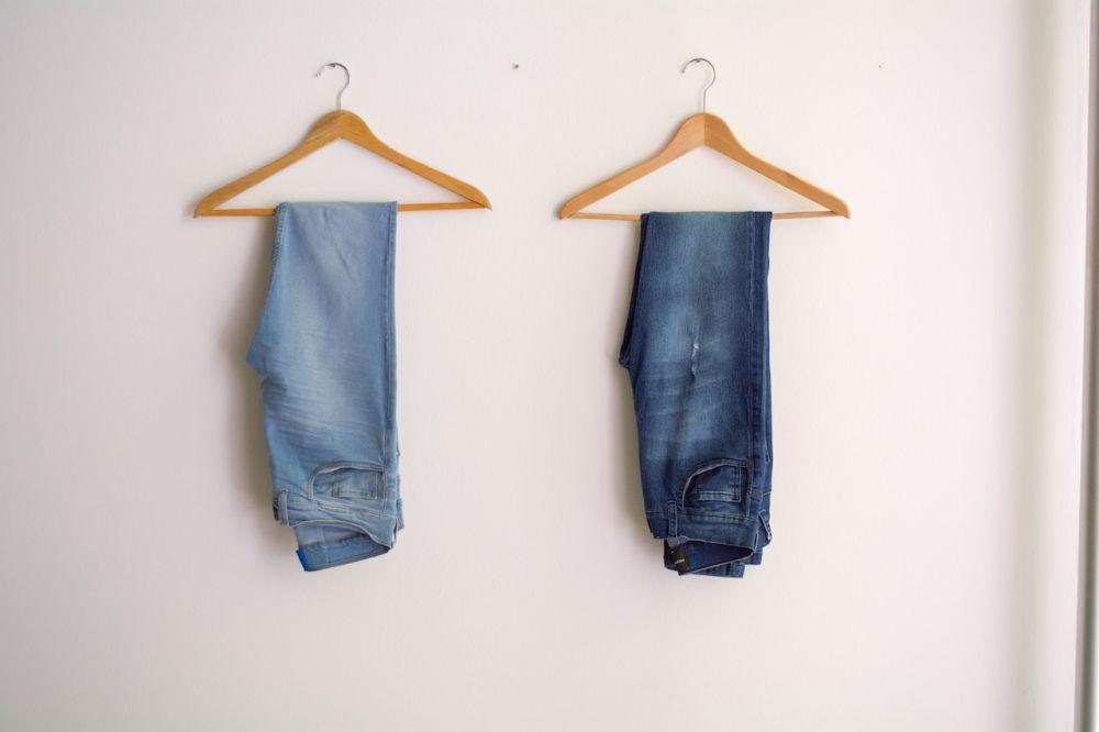 5 Cara Menghilangkan Noda Cat di Celana Jeans, Ampuh!