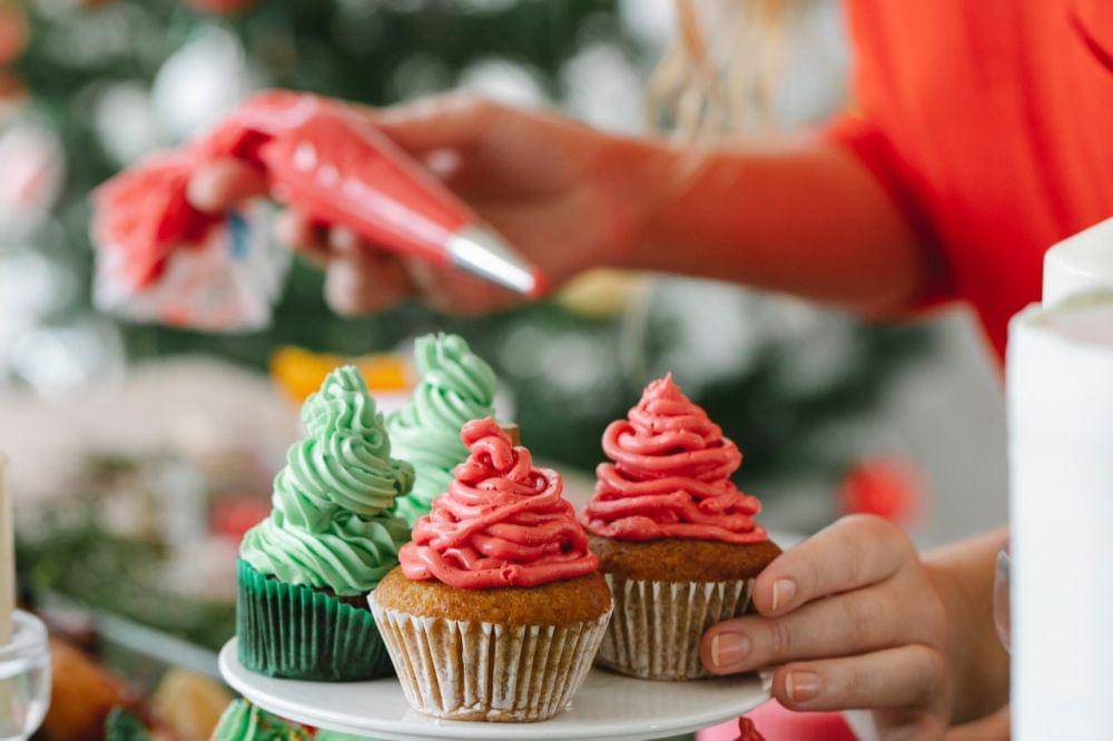 Kue dengan topping krim (pexels.com/Tim Douglas)