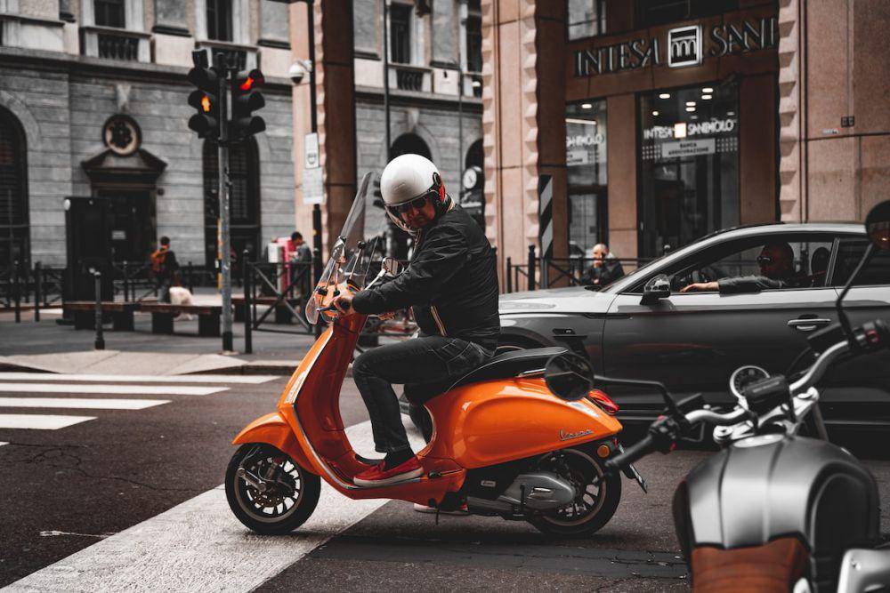 ilustrasi mengendarai sepeda motor (unsplash.com/Zac Wolff)