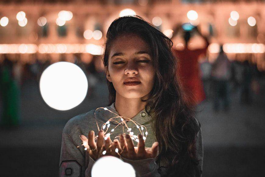 ilustrasi wanita memejamkan mata (unsplash.com/arun prakash)