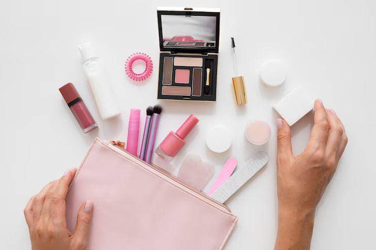 ilustrasi produk makeup yang harus selalu ada di dalam tas (freepik.com/freepik)