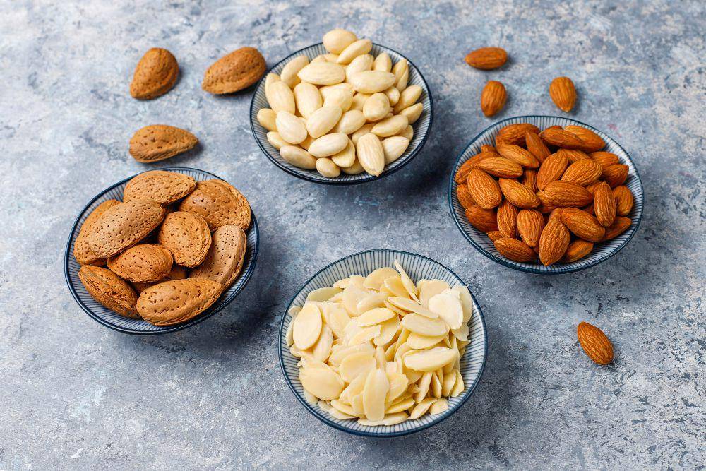 ilustrasi kacang almond kupas (freepik.com/azerbaijan_stockers)