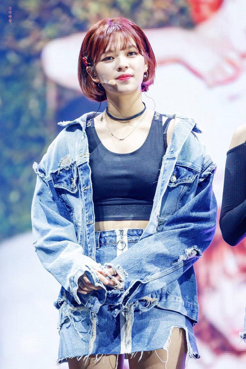 padu padan slit skirt ala Jeongyeon TWICE (twitter.com/once_1101)