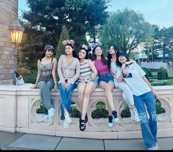 Fuji liburan di disneyland (Instagram.com/yorikooangln_)