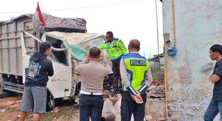 (Sat Lantas Polres Banyuasin saat mengevakuasi truk yang menabrak Pasutri di jalan lintas) IDN Times/istimewa