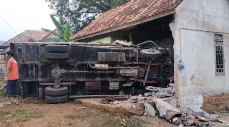 (Kondisi truk yang menabrak Pasutri dan bengkel warga) IDN Times/istimewa