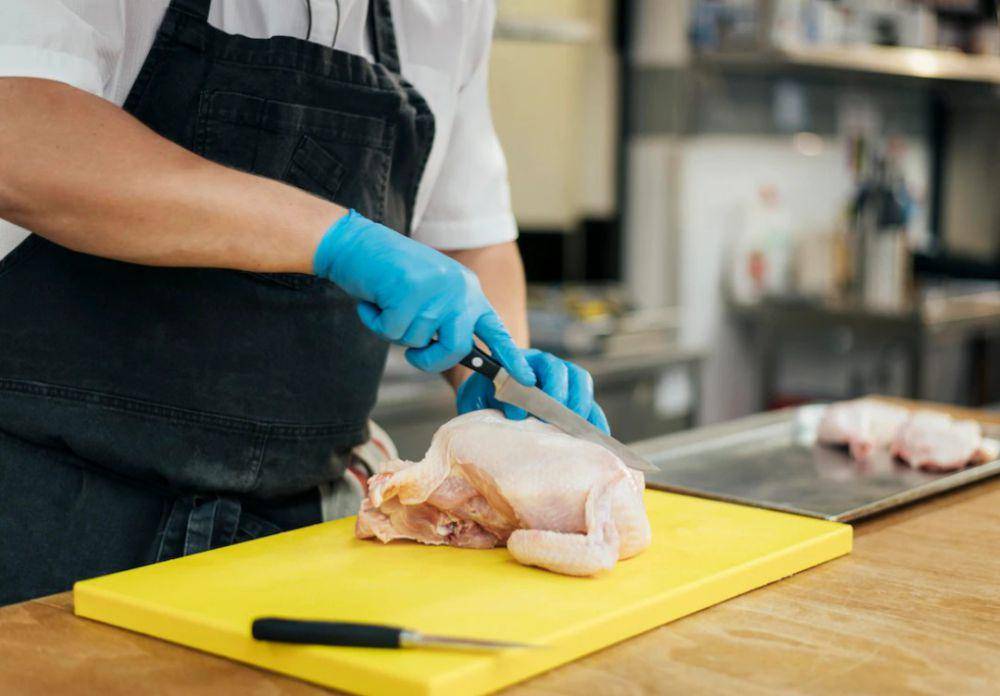 ilustrasi memotong daging ayam (freepik.com/freepik)