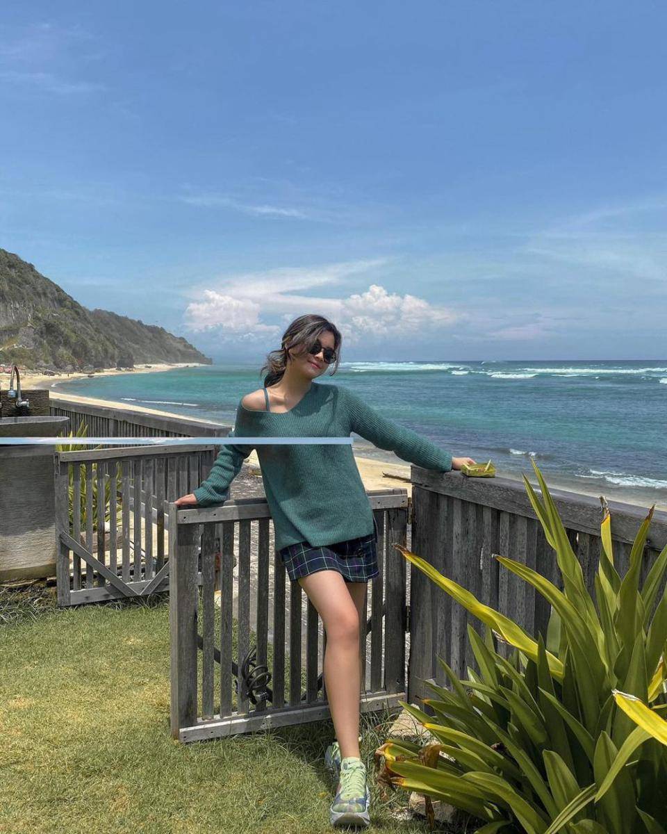 ide padu padan outfit liburan ala Yoriko Angeline (instagram.com/yorikooangln_)