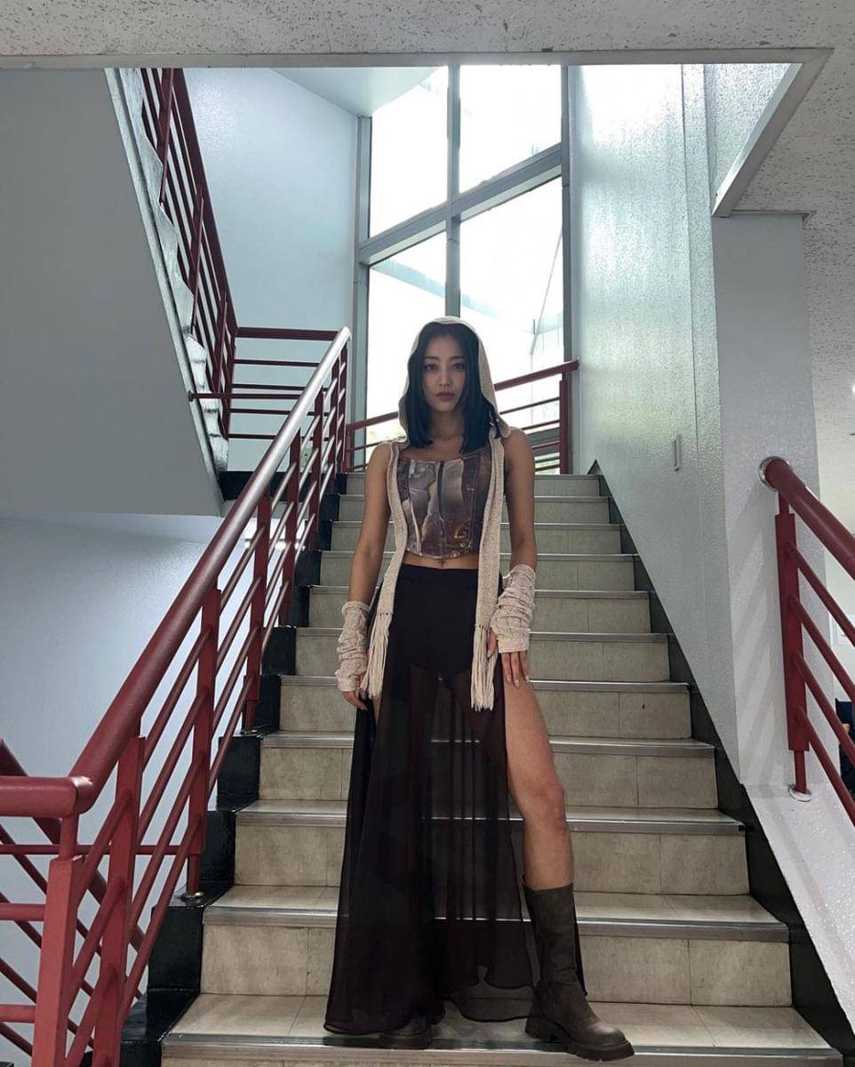 padu padan slit skirt ala Jihyo TWICE (instagram.com/_zyozyo)