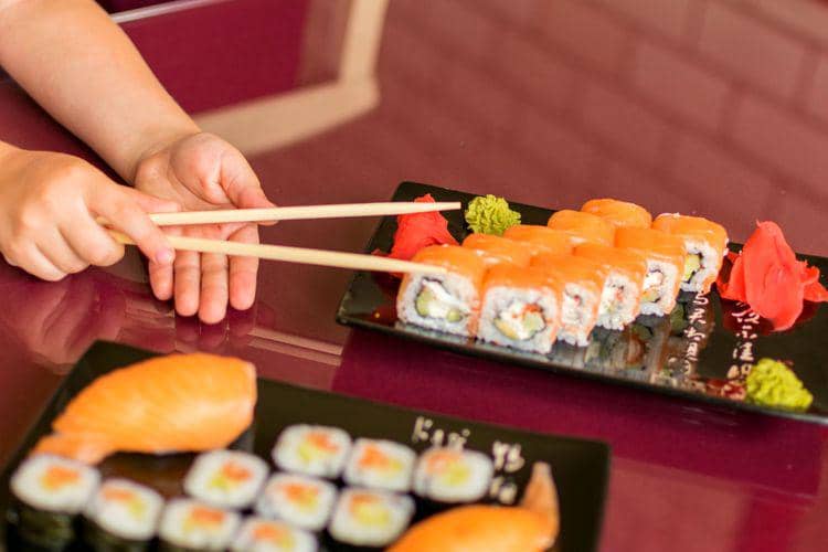 Ilustrasi memainkan sumpit. (Tsunagujapan.com)