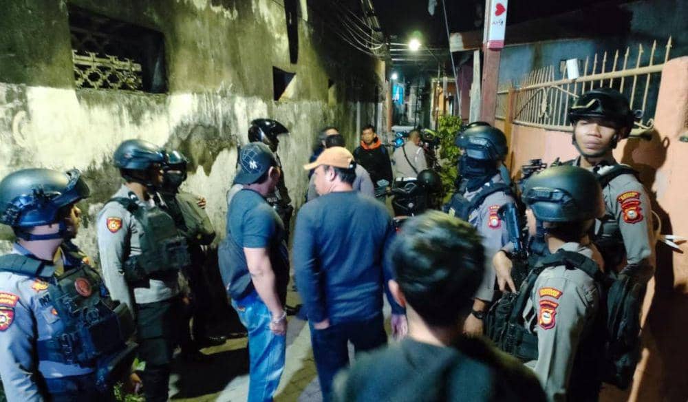 Polisi mengejar kakak-beradik warga Jalan Kelapa Tiga Kota Makassar usai mengeroyok dan menikam tetangganya. (Dok. Polrestabes Makassar)