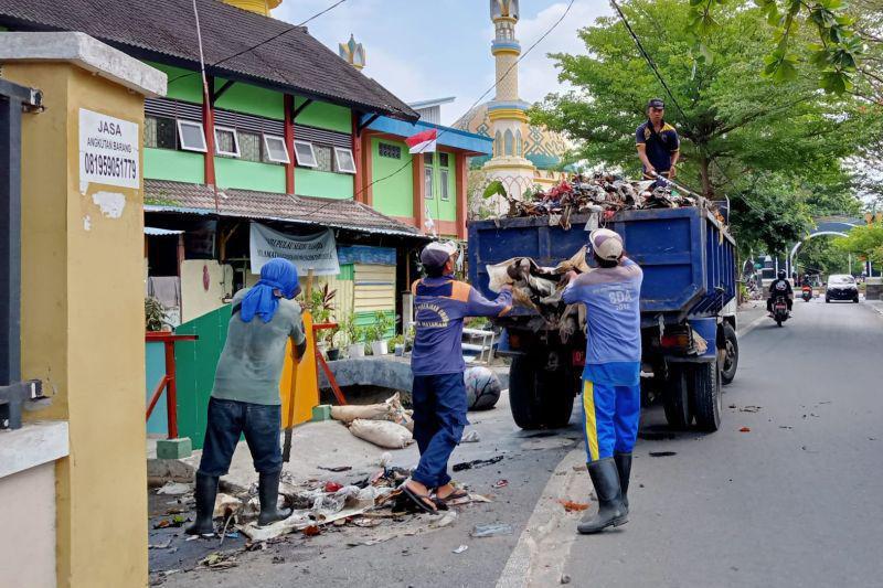 Sedimen Sampah di Saluran Kota Mataram Mencapai Satu Ton Setiap Hari