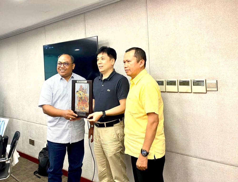 Staf Ahli Menteri Perhubungan Bidang Logistik dan Multimoda Dr. Robby Kurniawan (kiri) berkunjung ke Tiongkok membahas rencana pengembangan transportasi publik ramah lingkungan. (Dok. Istimewa)
