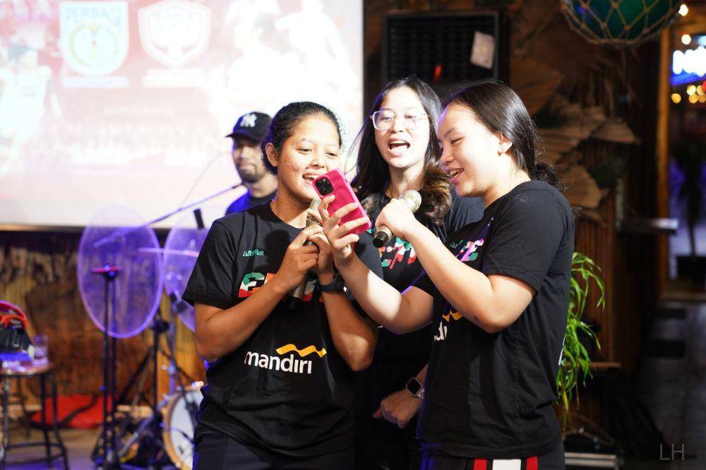 Atlet basket putri Jakarta dapat penghargaan dari Perbasi Jakarta. (dok. Perbasi Jakarta)