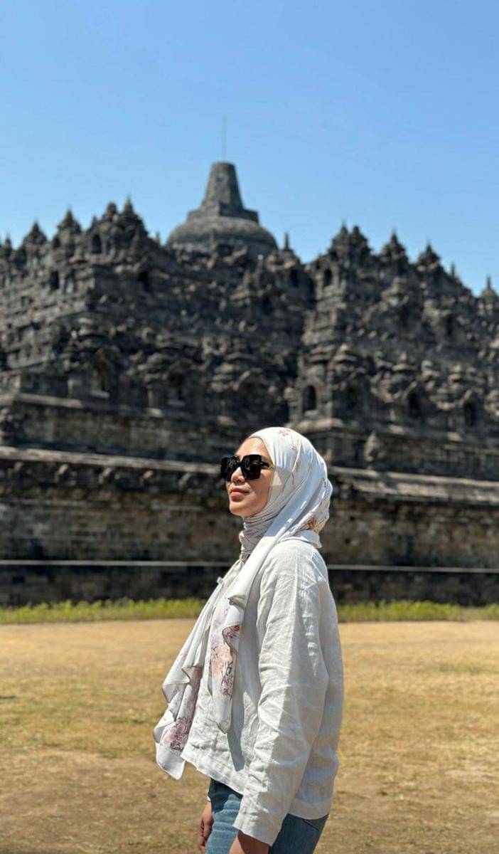 potret Uyaina Arshad jalan-jalan di Yogyakarta, bawa keluarga besar (instagram.com/uyainaarshad)