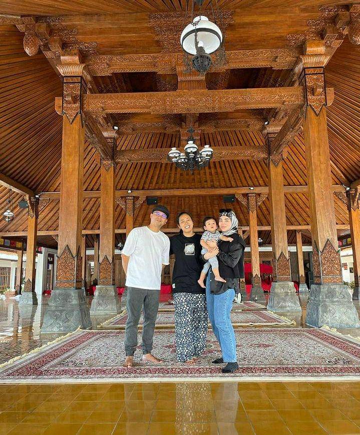 potret Uyaina Arshad jalan-jalan di Yogyakarta, bawa keluarga besar (instagram.com/uyainaarshad)