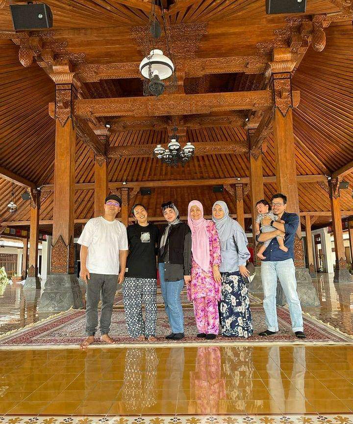 potret Uyaina Arshad jalan-jalan di Yogyakarta, bawa keluarga besar (instagram.com/uyainaarshad)