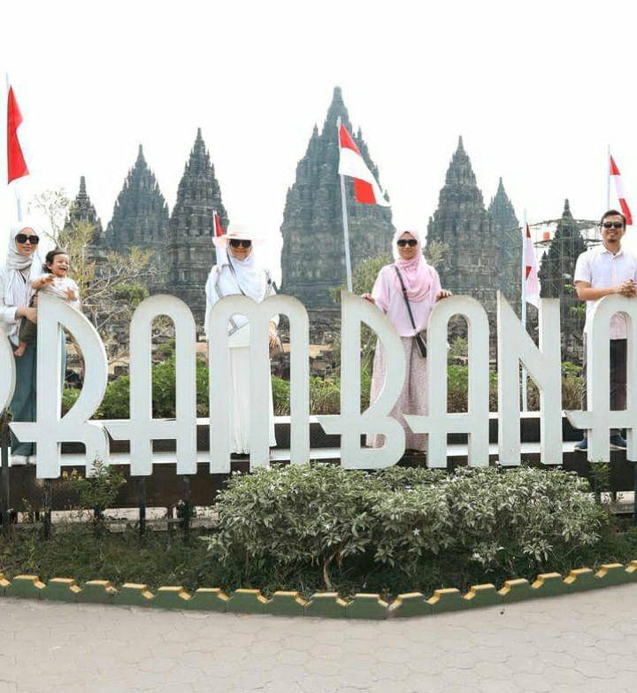 potret Uyaina Arshad jalan-jalan di Yogyakarta, bawa keluarga besar (instagram.com/uyainaarshad)