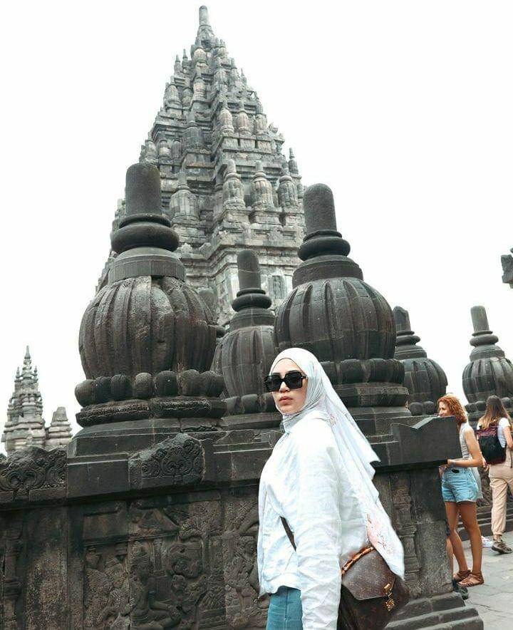 potret Uyaina Arshad jalan-jalan di Yogyakarta, bawa keluarga besar (instagram.com/uyainaarshad)