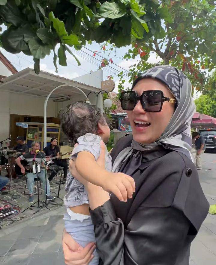 potret Uyaina Arshad jalan-jalan di Yogyakarta, bawa keluarga besar (instagram.com/uyainaarshad)