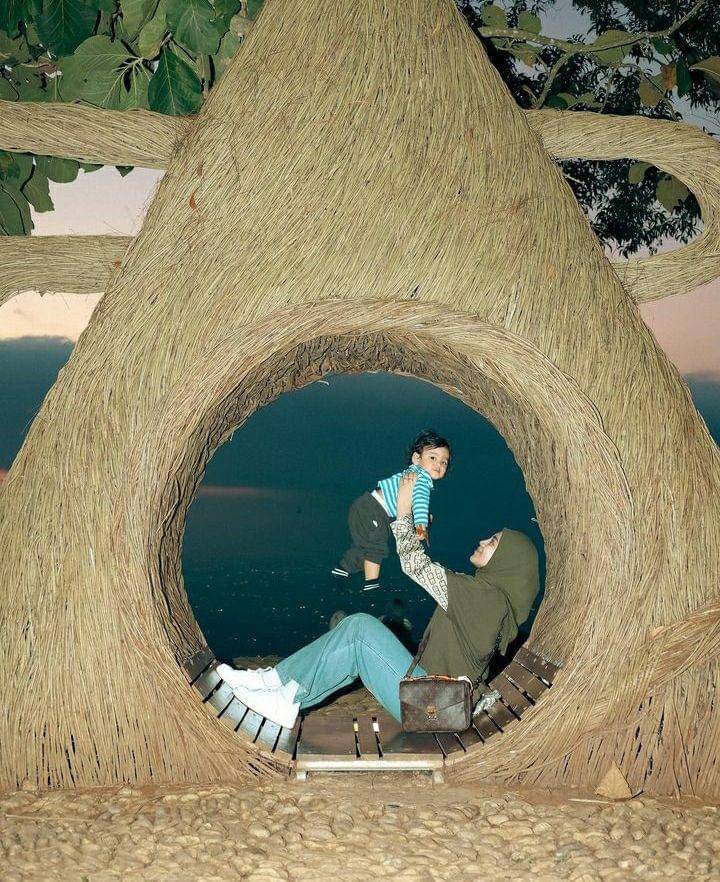 potret Uyaina Arshad jalan-jalan di Yogyakarta, bawa keluarga besar (instagram.com/uyainaarshad)