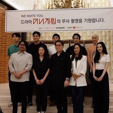 unggahan Lee Yul Eum bersama Han Jae Rim dan kru Money Game (instagram.com/yuleumlee)