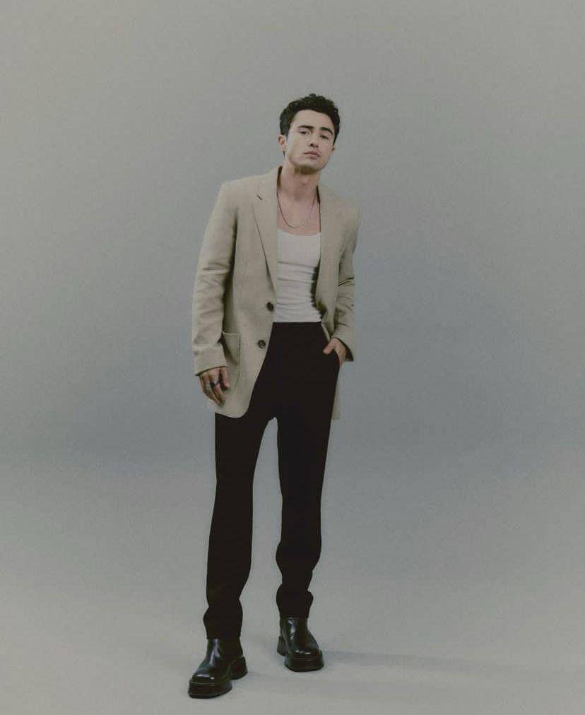 potret Darren Barnet (Instagram.com/darrenbarnet)