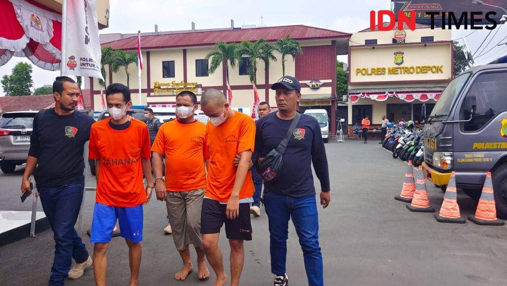 Para tersangka pengedar sabu saat dibawa ke Polres Metro Depok. (IDNTimes/Dicky)