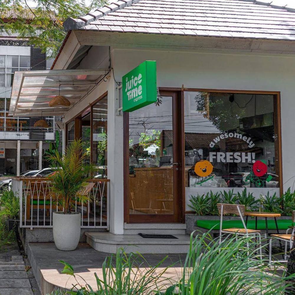 Bagian depan Juice Time Express yang teduh (Instagram.com/@juicetime_express)