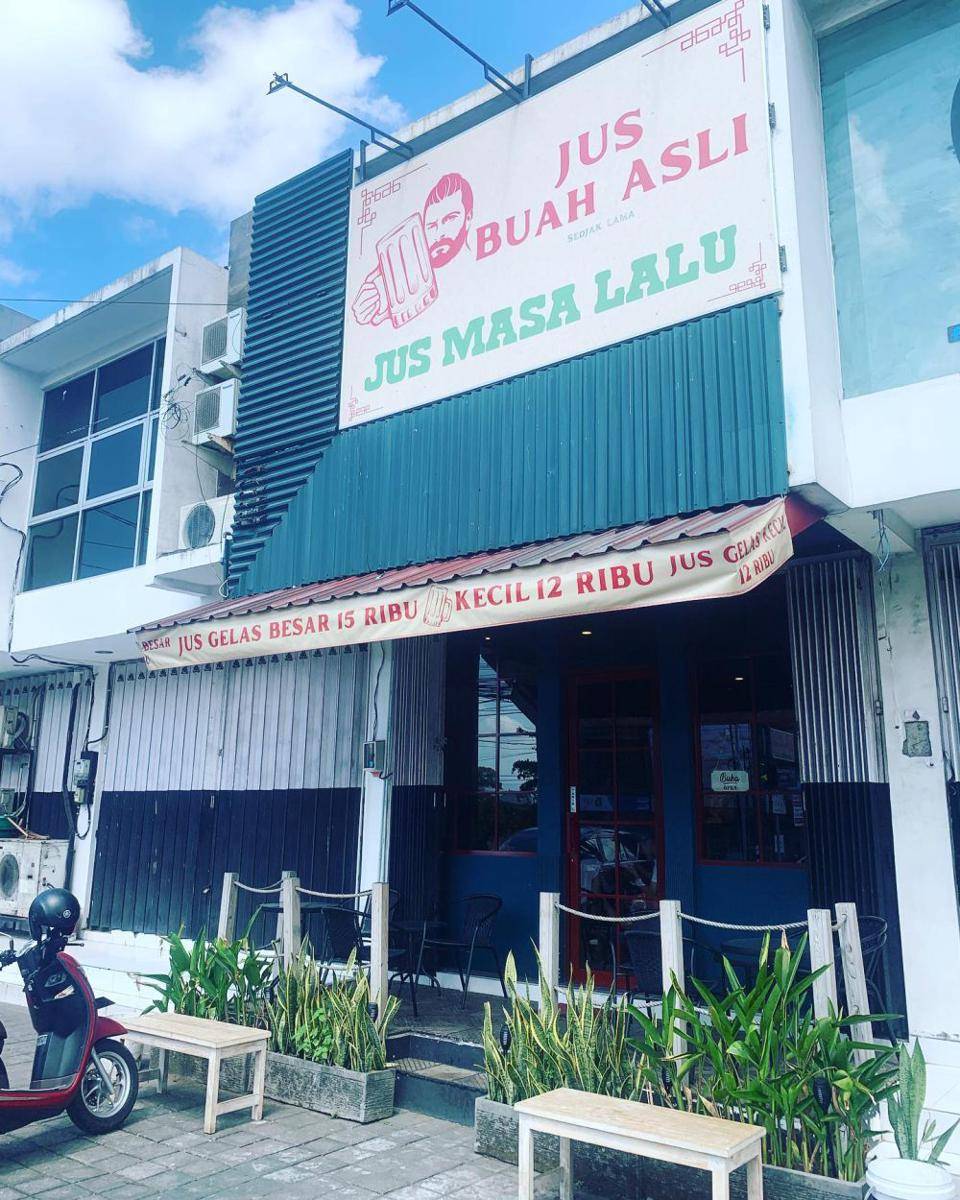 Menikmati jus di Jus Masa Lalu yang unik namanya (Instagram.com/@panda_wanna_eat dan @jusmasalalu)
